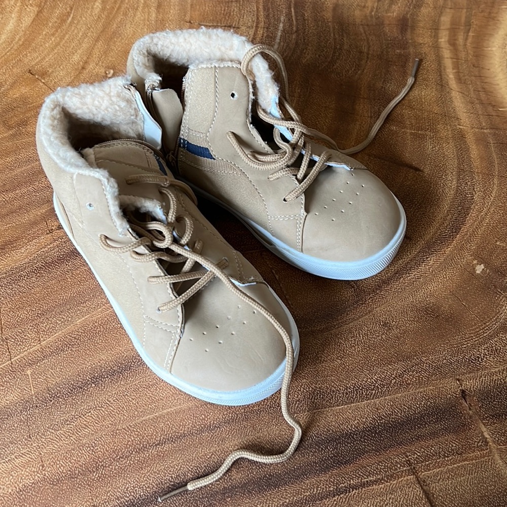 New Route 66 fleece lined boys 13 zip up sneakers with ties.